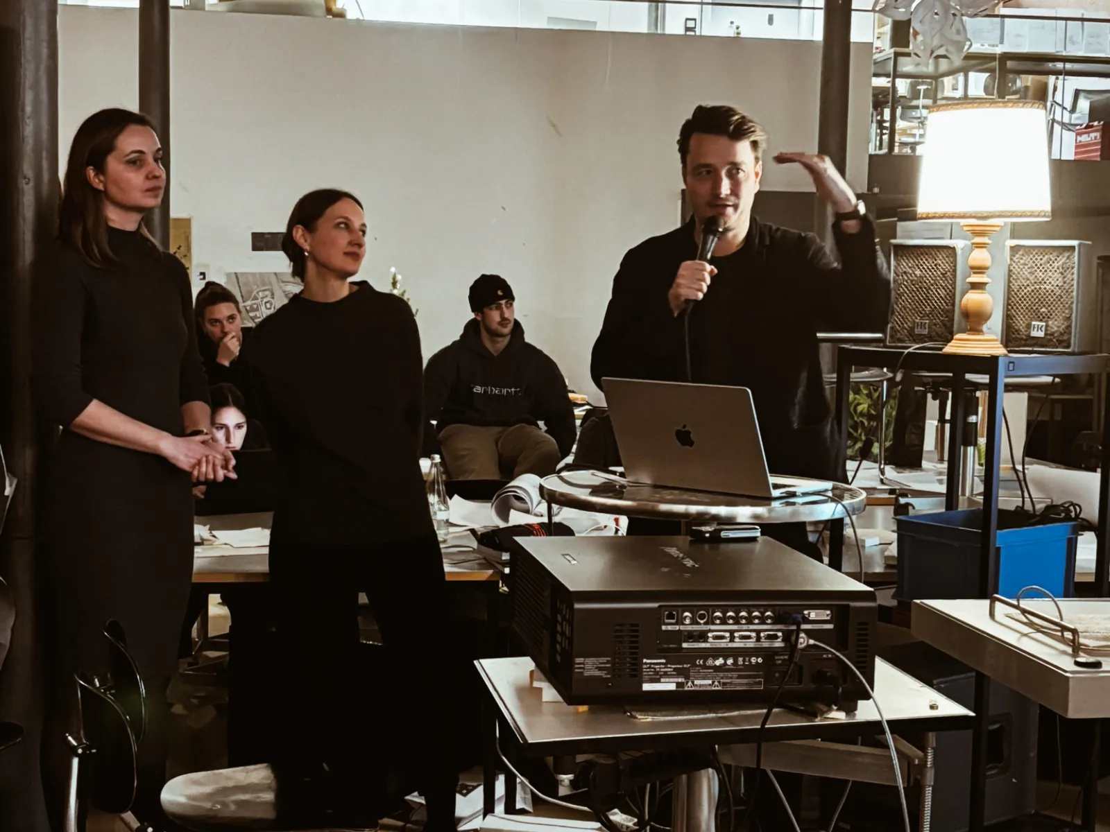 Drei Vortragende in einem Architekturatelier