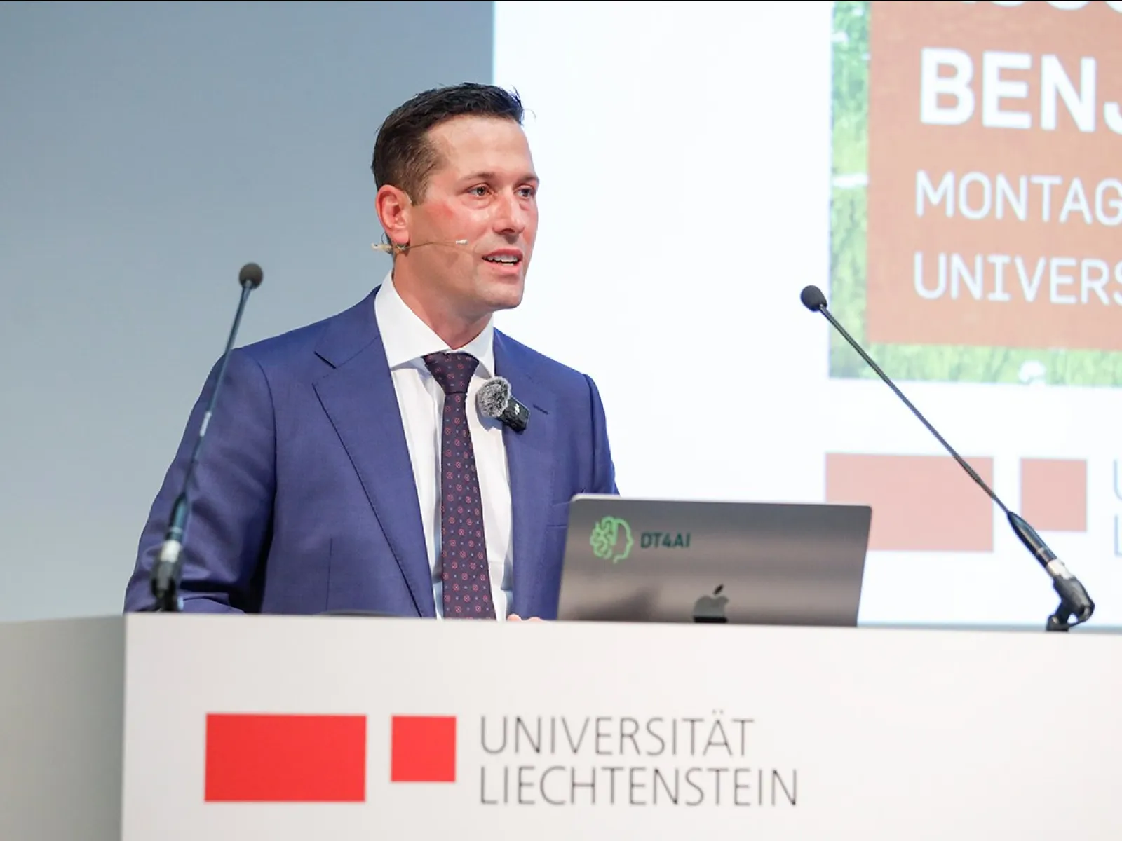 Professor Benjamin van Giffen hält seine Antrittsvorlesung an der Universität Liechtenstein zum Thema 'Tradition trifft Technologie' im Bereich Informationssysteme und digitale Innovation.