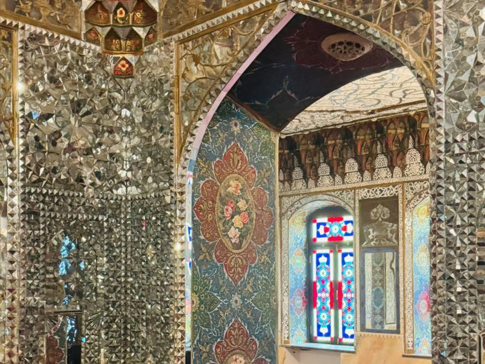 Prächtiger Innenraum mit reich verzierten Spiegelmosaiken und bunten Glasfenstern, die traditionelle georgische Architektur und Kunsthandwerk zeigen.