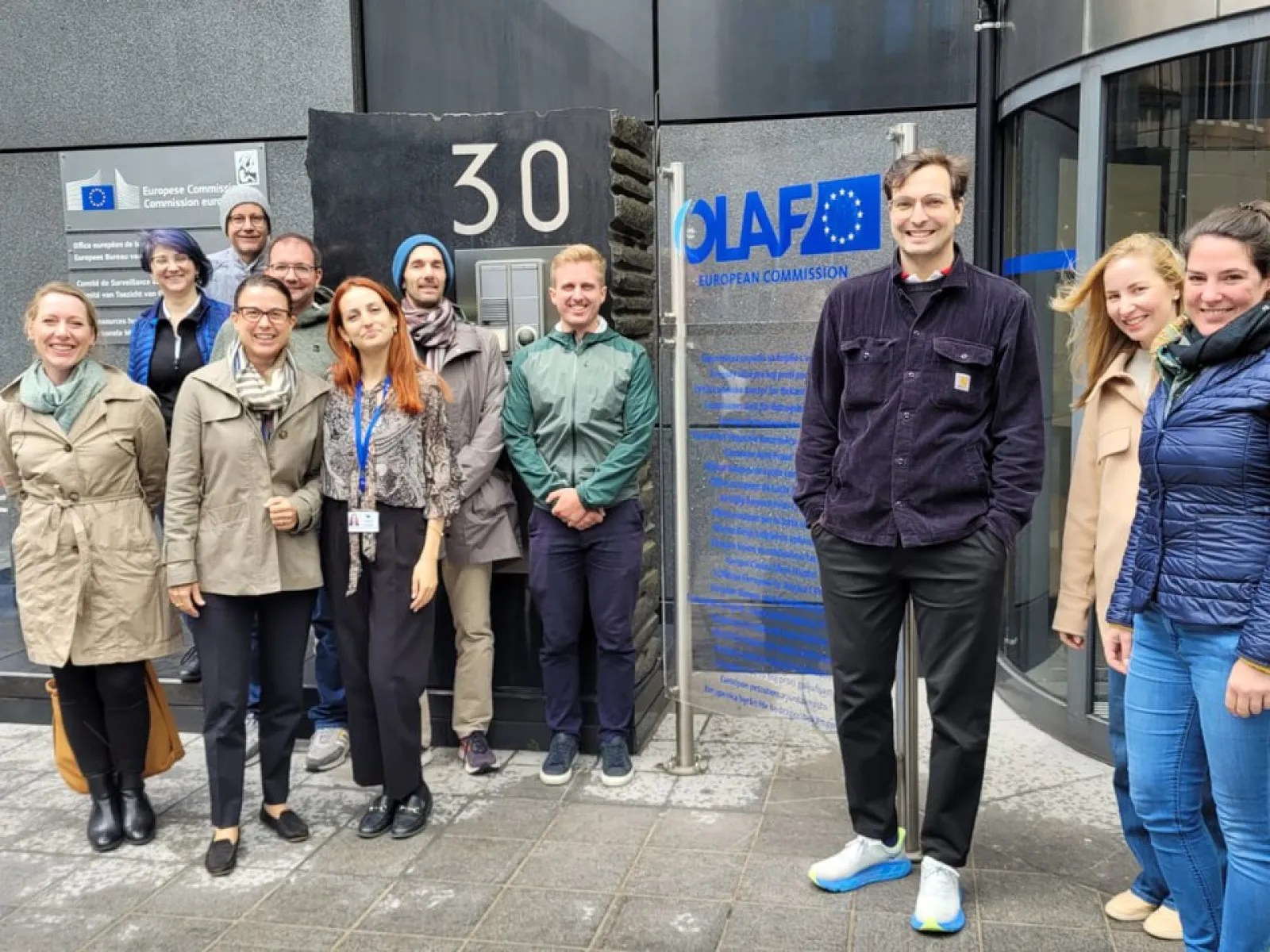 Gruppe von Studierenden des Executive Master of Laws (LL.M.) im Wirtschaftsstrafrecht vor dem Gebäude von OLAF in Brüssel, während einer Studienreise im September 2024.