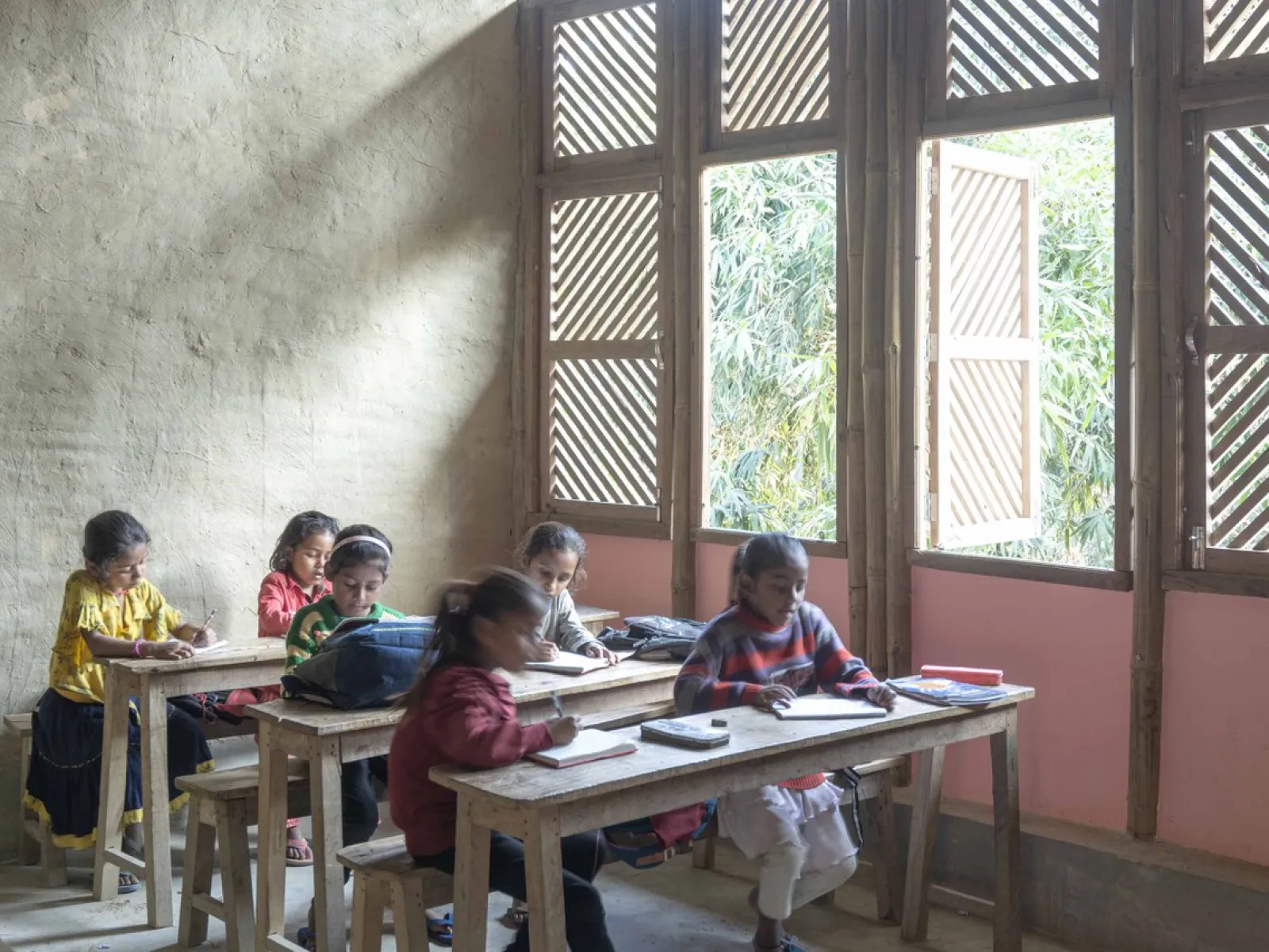 ern und arbeiten konzentriert. Die Architektur des Raumes ist nachhaltig gestaltet, mit natürlichen Materialien und viel Tageslicht.