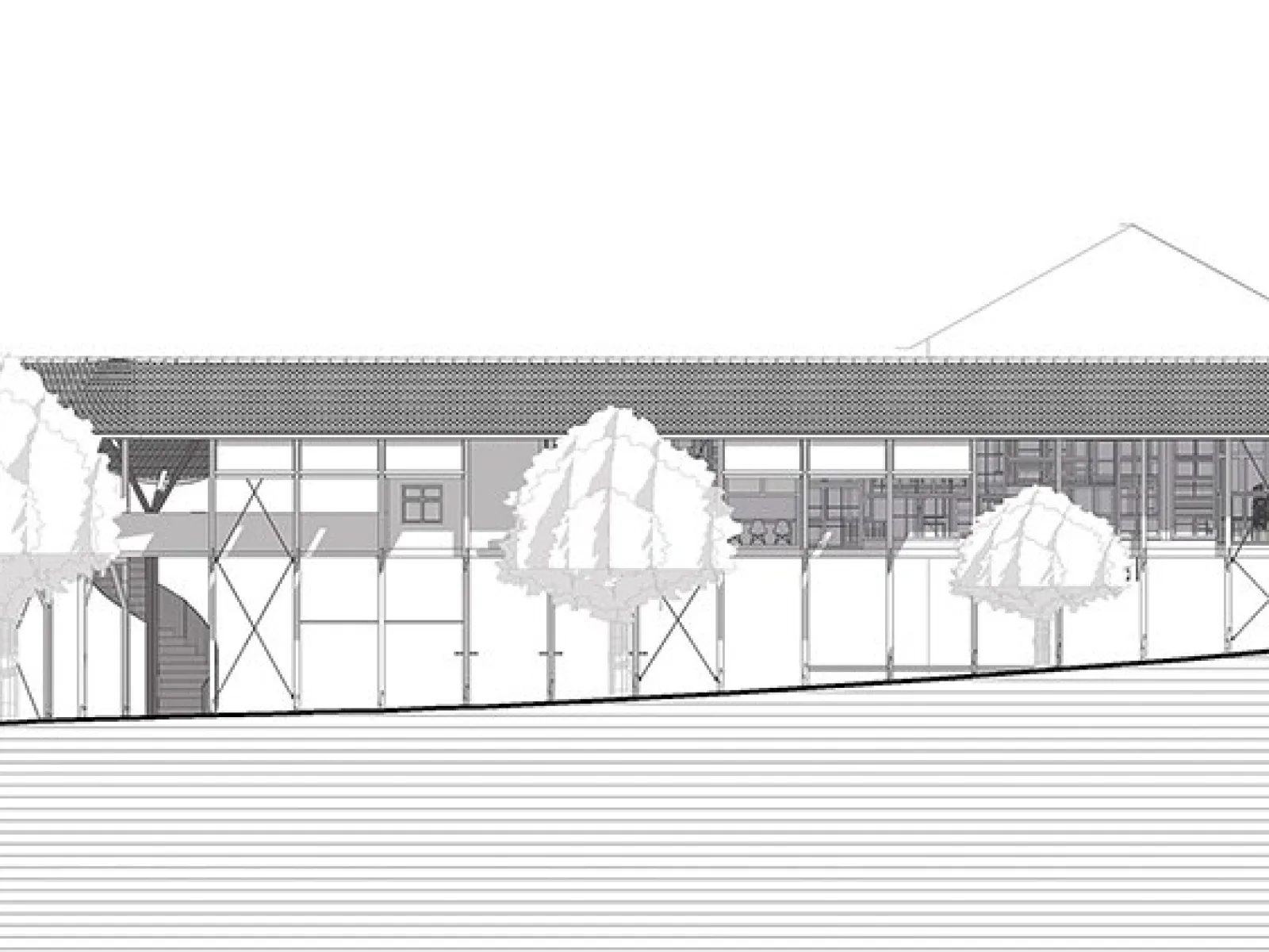 Architektonische Zeichnung eines länglichen Gebäudes mit Satteldach, umgeben von Bäumen. Die Struktur zeigt eine Mischung aus traditionellen und modernen Elementen, passend zur Wiederverwendung von Bauteilen eines alten Strickbaus.