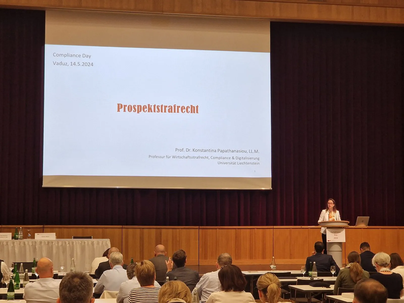 Eine Person hält einen Vortrag auf dem Compliance Day 2024 im SAL in Schaan. Auf der Leinwand steht "Prospekthaftungsrecht". Im Publikum sitzen zahlreiche Teilnehmende.