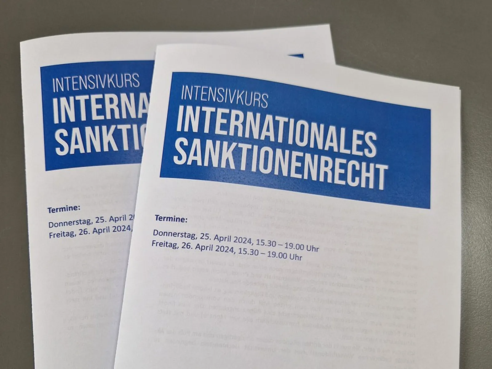Zwei Flyer des Intensivkurses „Internationales Sanktionenrecht“ der Universität Liechtenstein, mit Terminen am 25. und 26. April 2024.