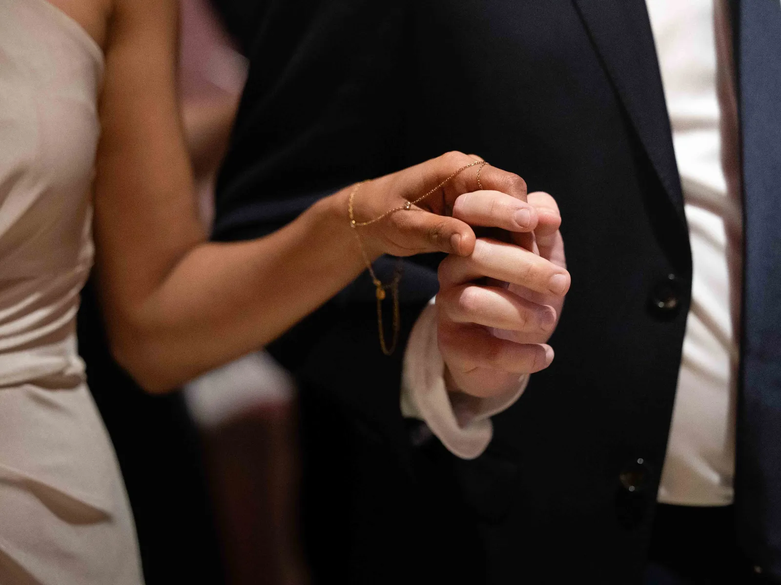 Haende-Tanzpaar-Goldarmband-Uniball-Liechtenstein