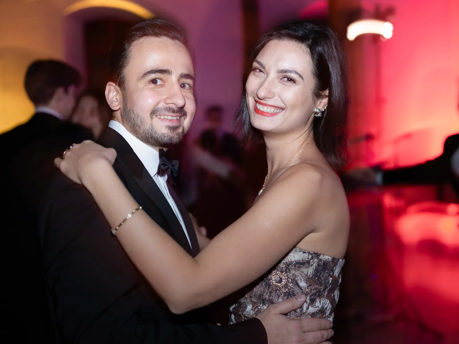 Paar-tanzt-laechelnd-Uniball-Liechtenstein