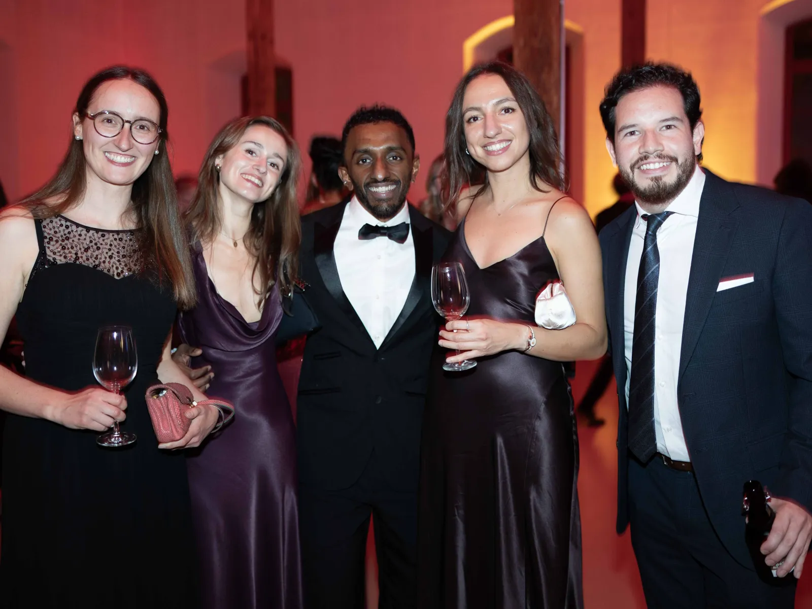 Gruppe-laechelt-Gruppenfoto-Uniball-Liechtenstein