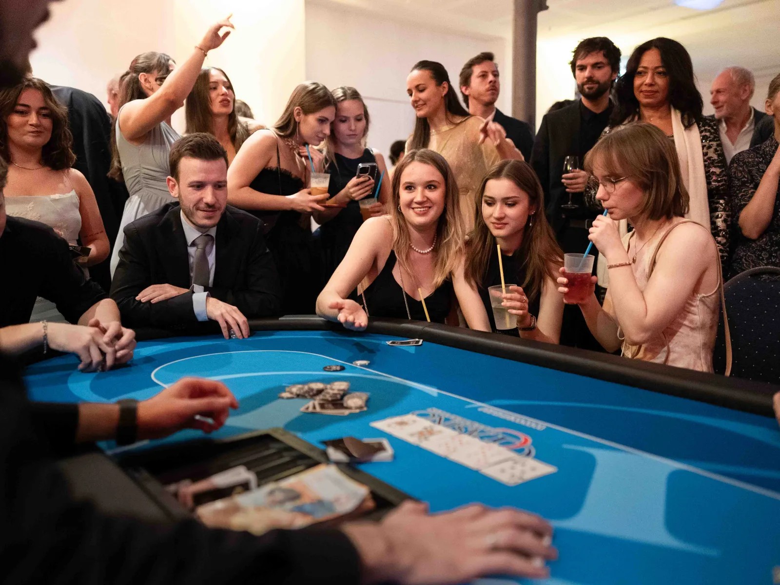 Gaeste-am-Pokertisch-Casinoevent-Uniball-Liechtenstein