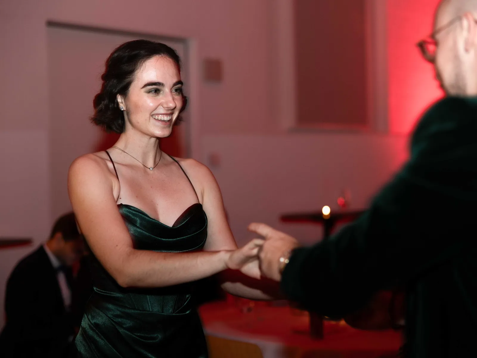 Tanzende-Frau-gruenes-Kleid-Uniball-Liechtenstein