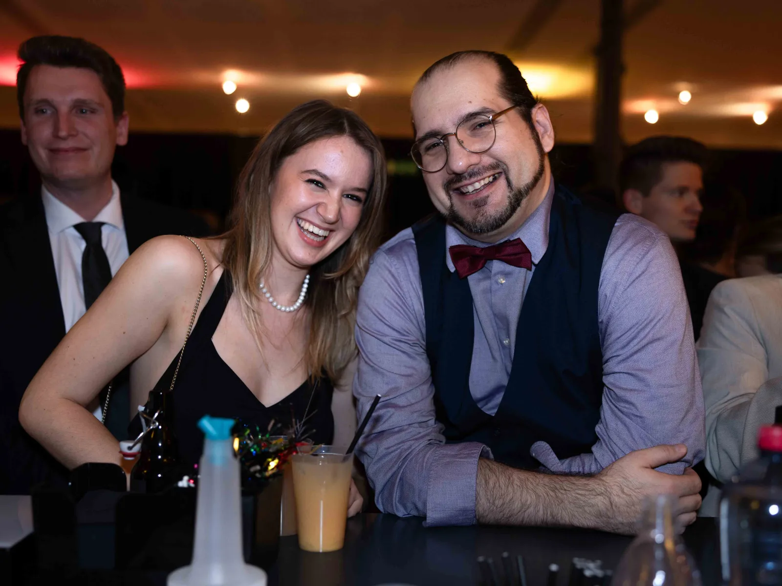 Lachende-Gaeste-Bar-Uniball-Liechtenstein