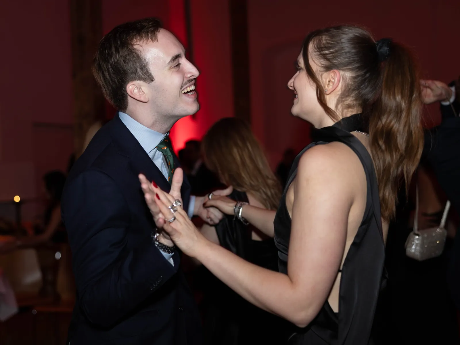 Tanzendes-Paar-lachend-Uniball-Liechtenstein