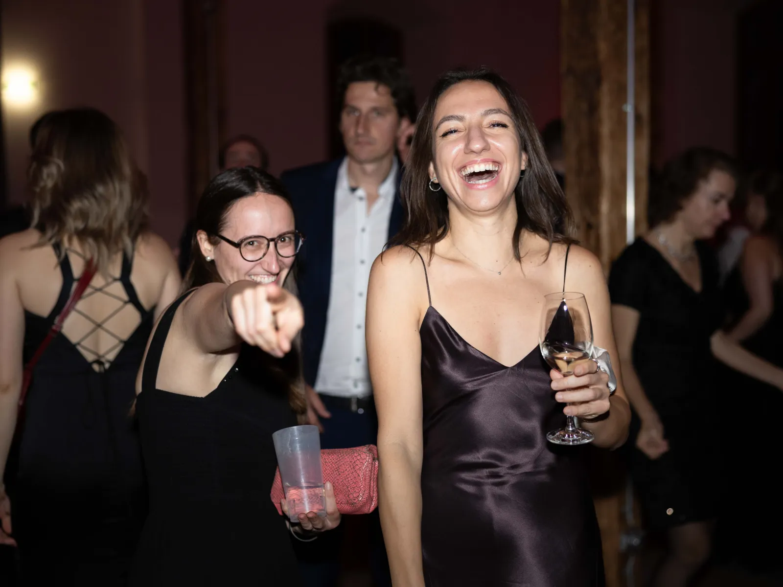 Zwei-Frauen-lachen-und-zeigen-Uniball-Liechtenstein