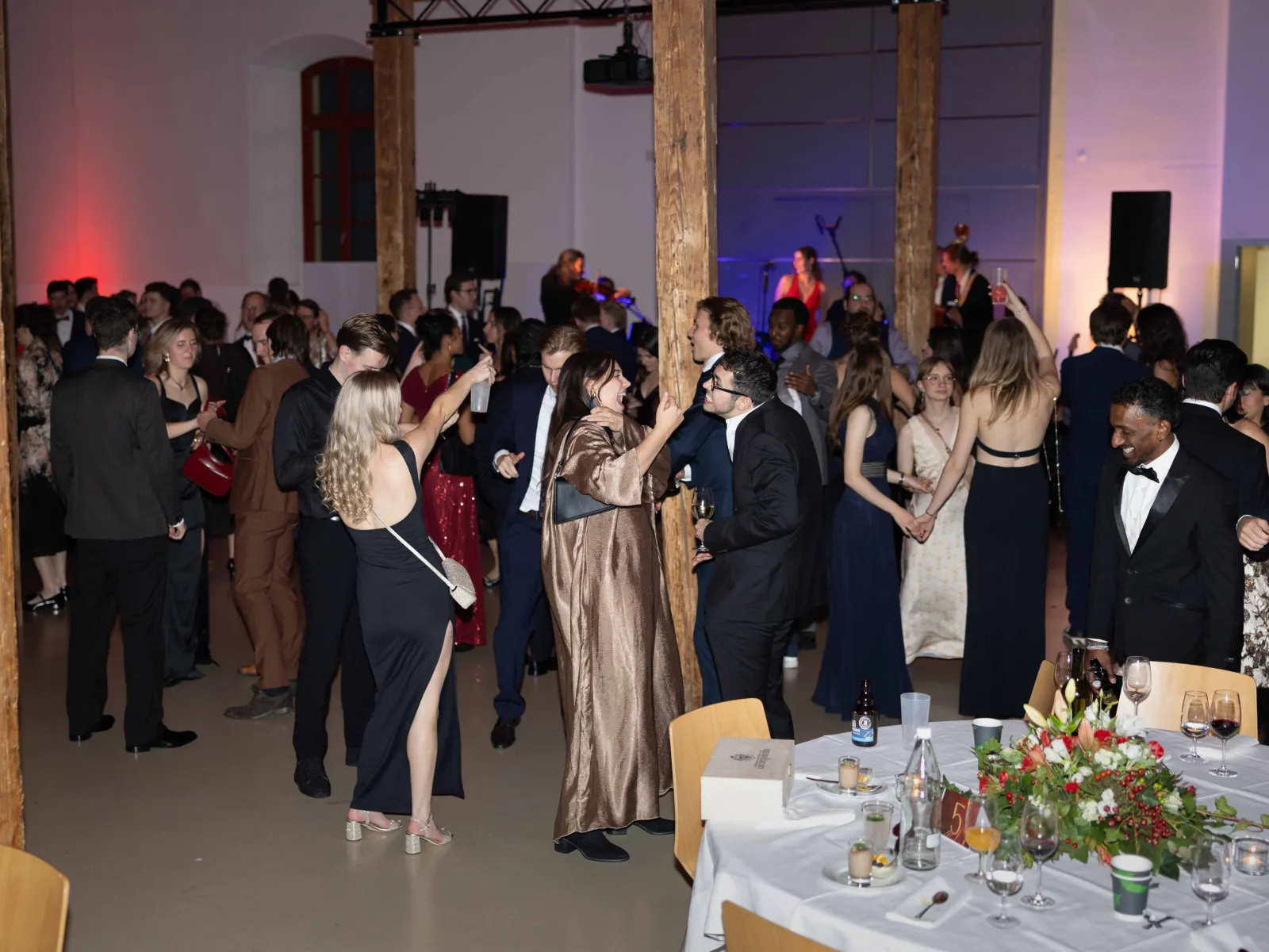 Tanzende-Gruppe-Uniball-Liechtenstein