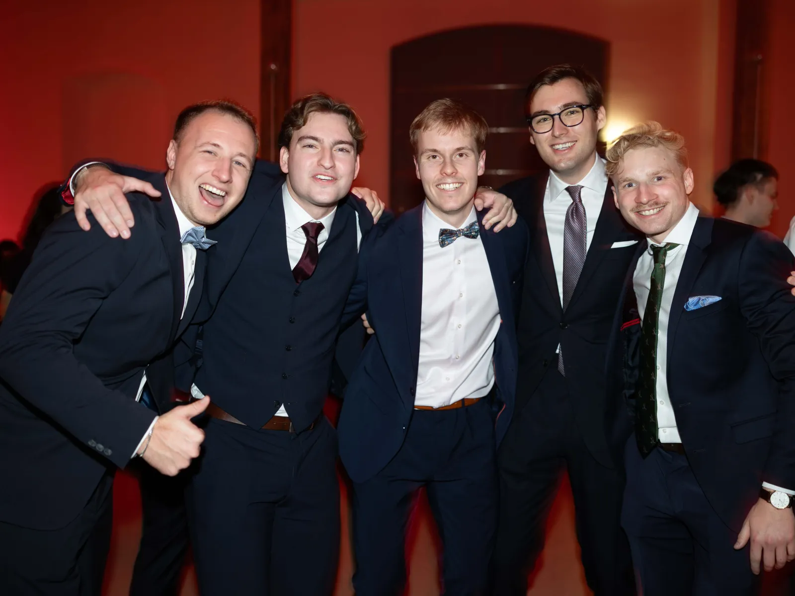 Gruppe-posiert-für-Foto-Uniball