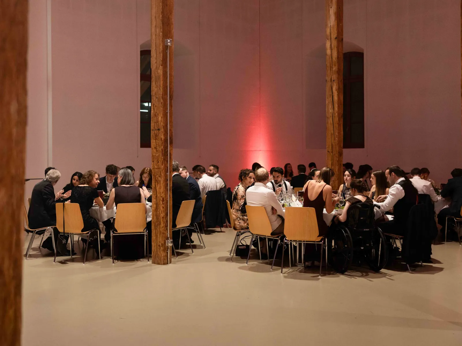 Gäste-an-Tischen-Saal-Universitätsball-Liechtenstein