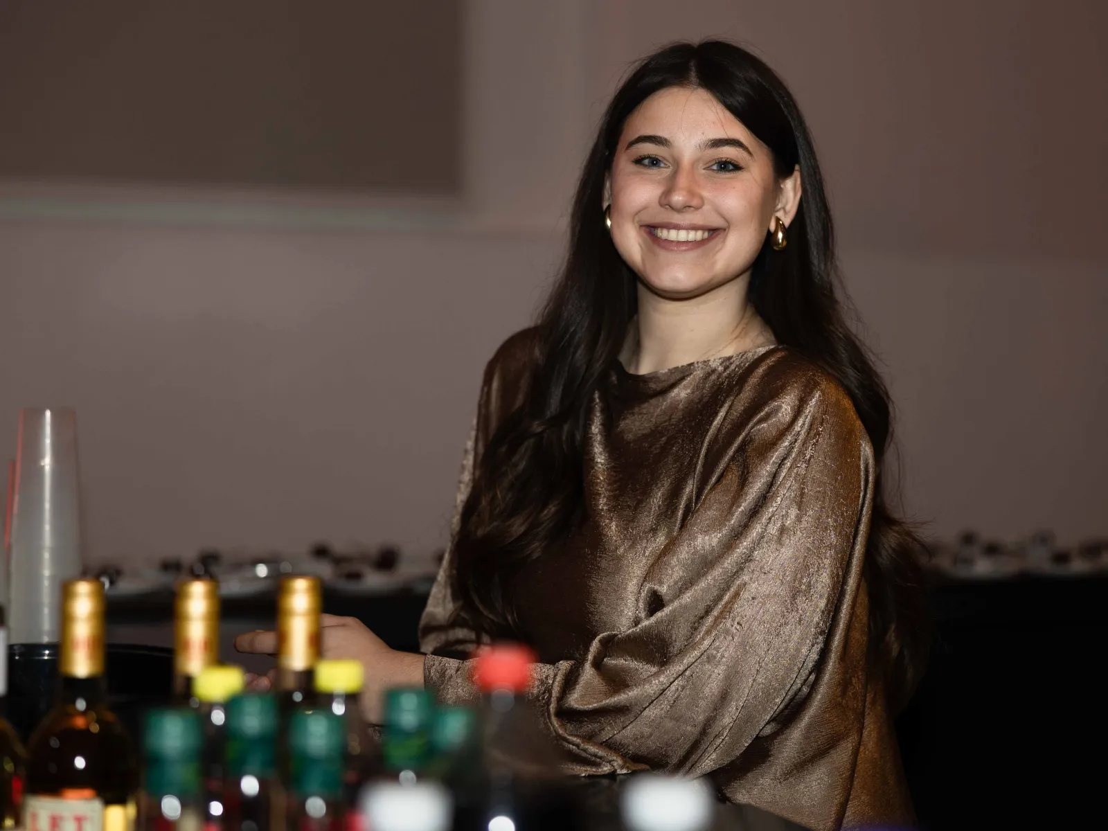 Lächelnde-Frau-an-der-Bar-Uniball-Uni-Liechtenstein