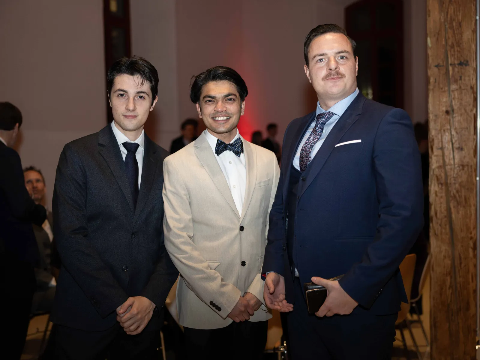 Drei-Maenner-posieren-Uniball-Uni-Liechtenstein