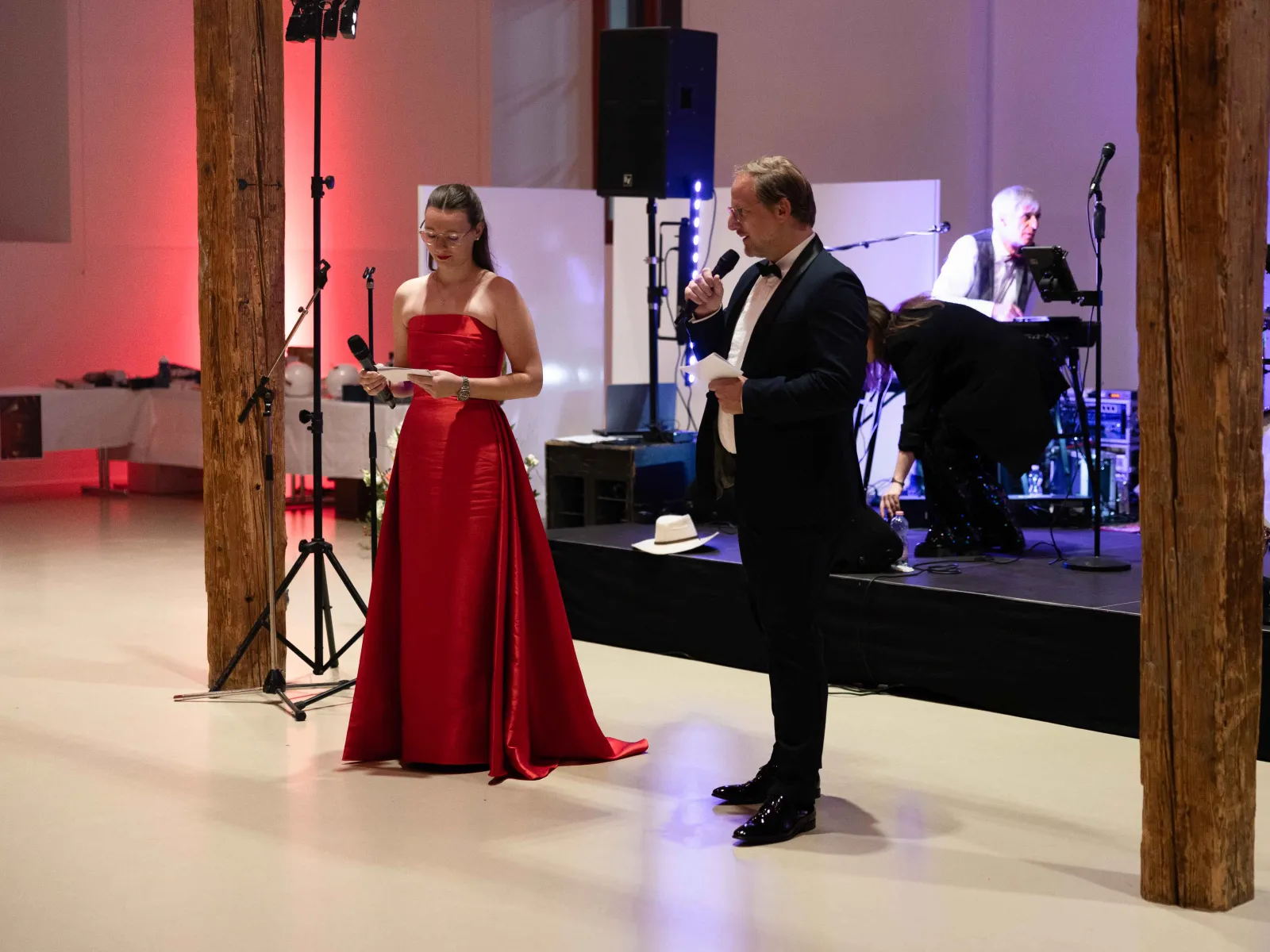 Moderation-auf-der-Buehne-Uniball-Uni-Liechtenstein