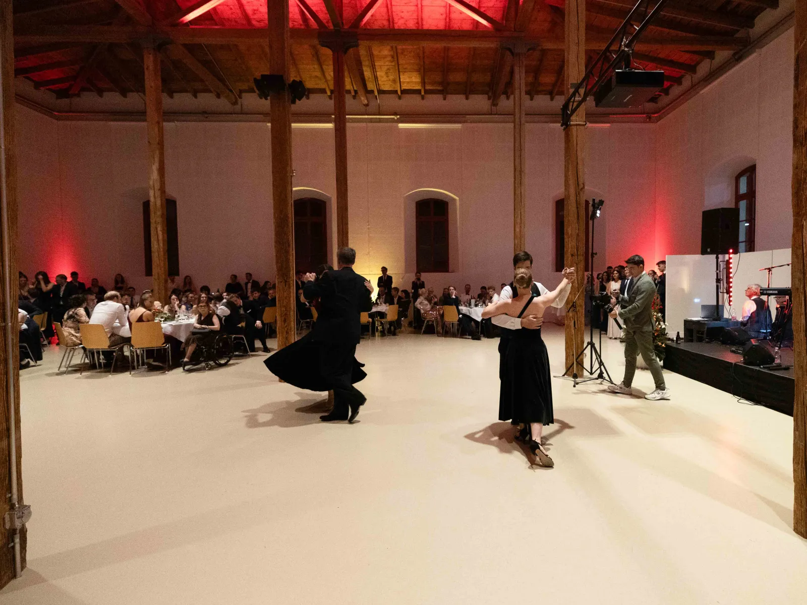 Paare-tanzen-vor-Publikum-Uniball-Liechtenstein