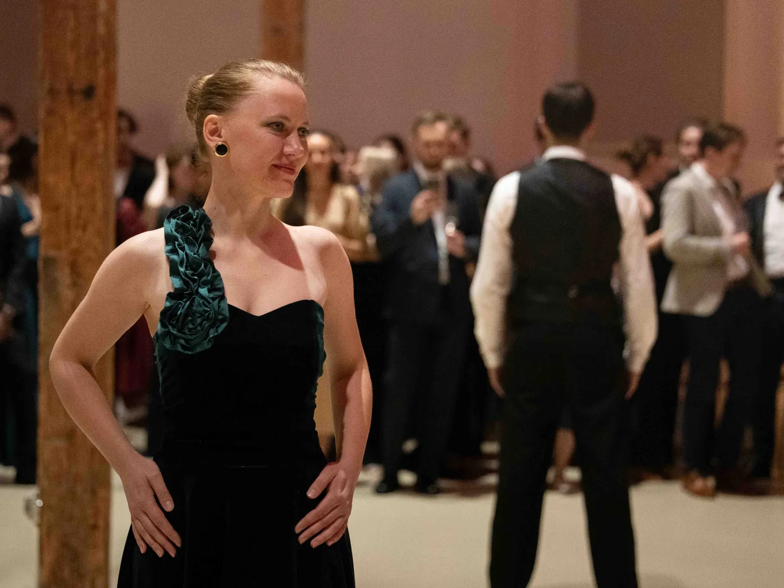 Laechelndes-Paar-tanzt-Uniball-Liechtenstein