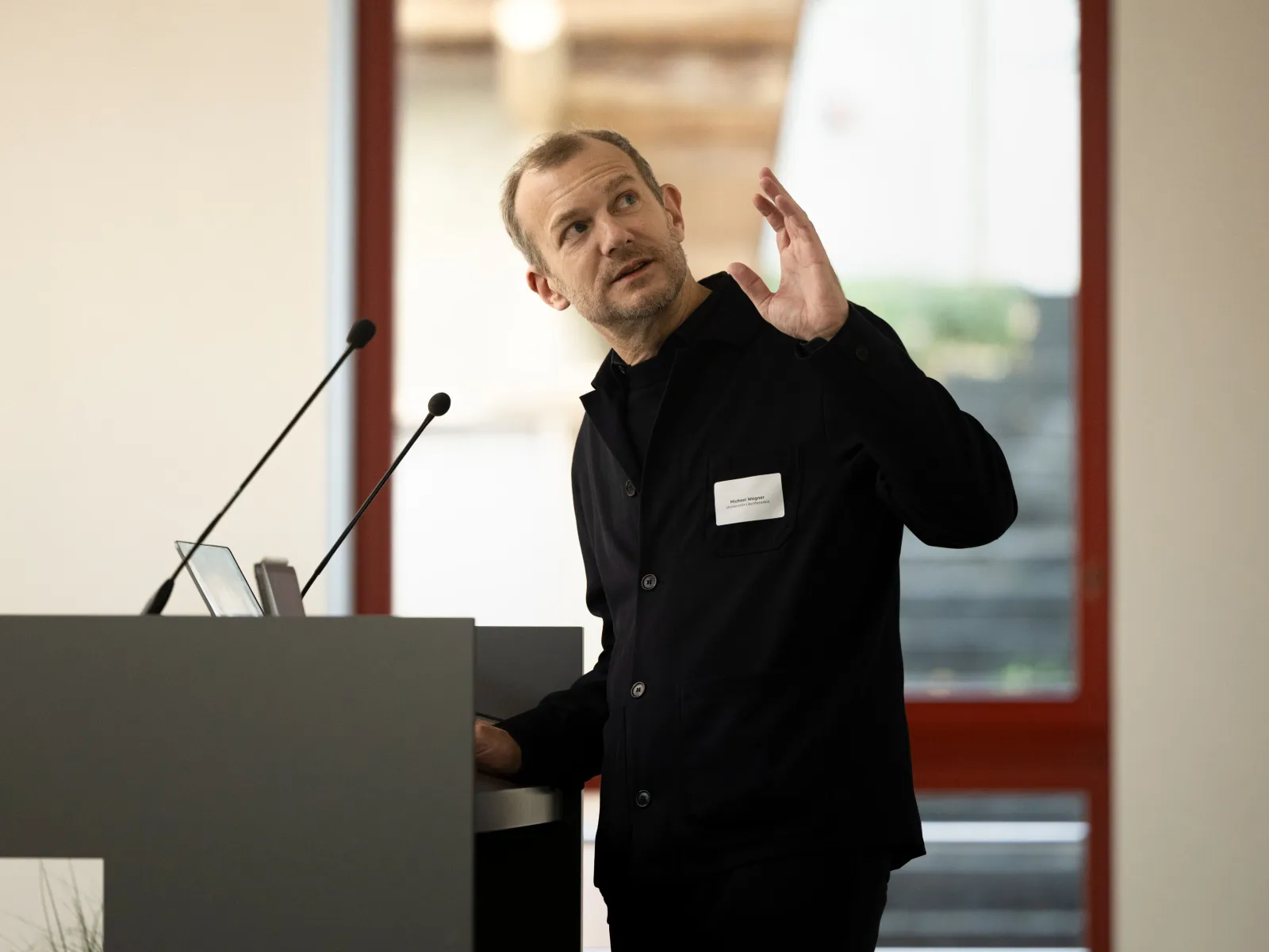 Vortragender bei einem Symposium