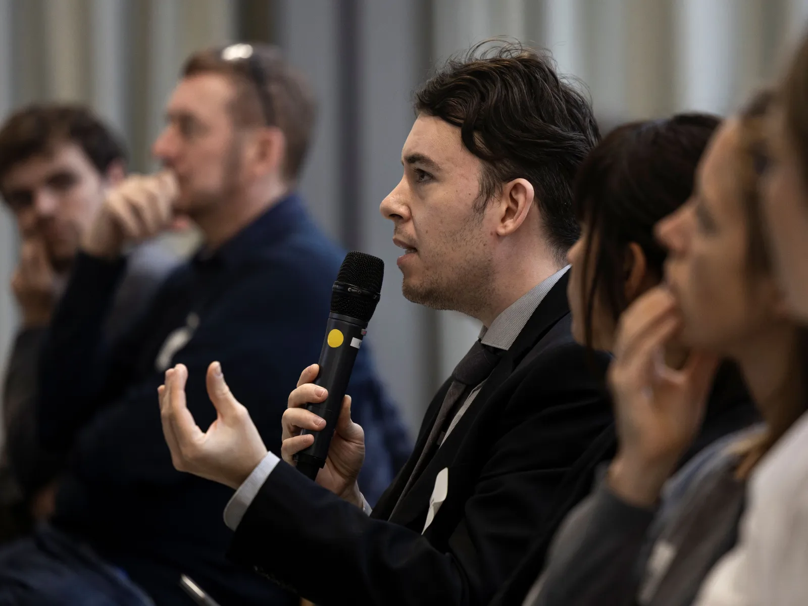 Mann im Publikum mit Mikrofon