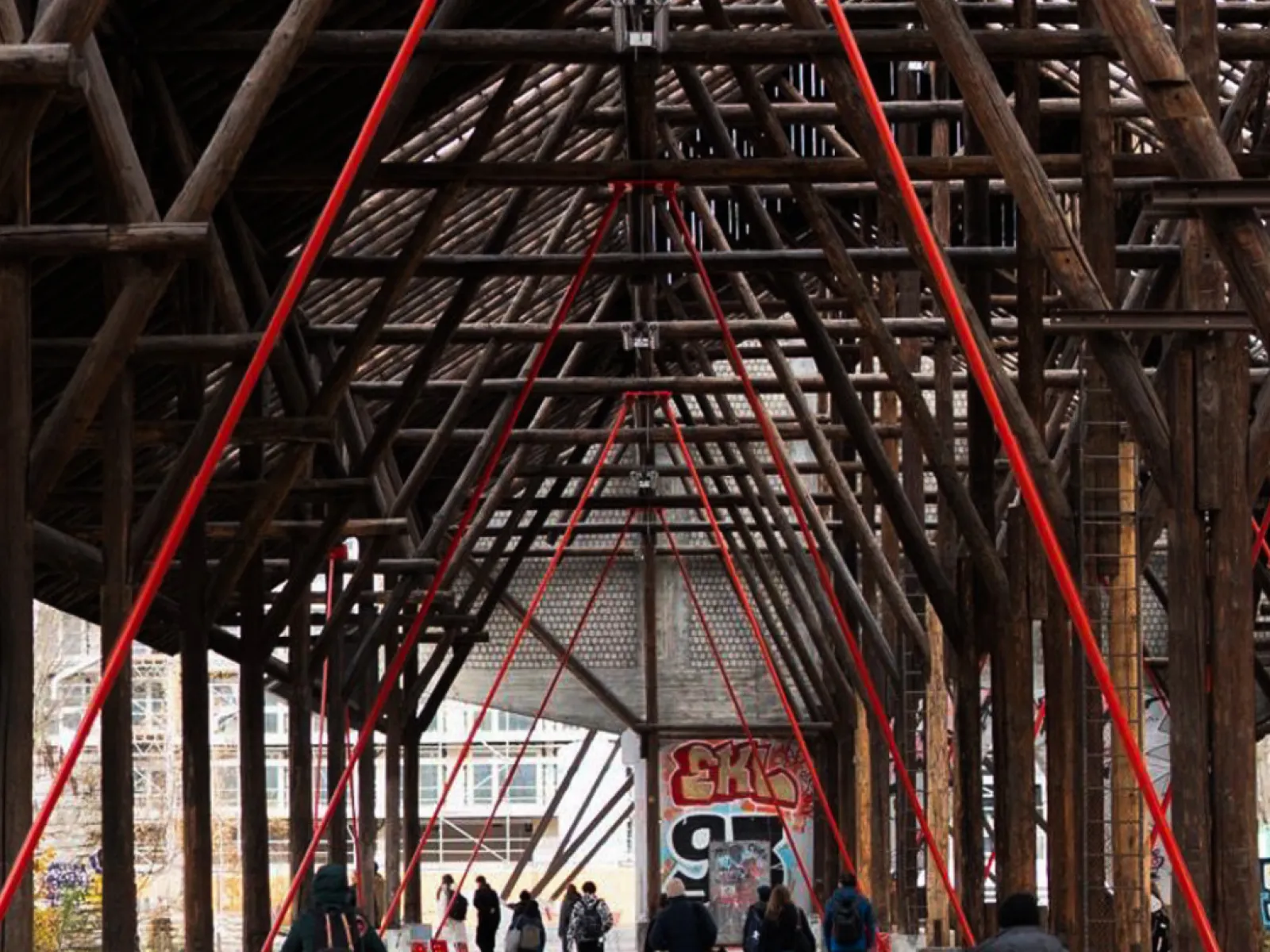 Offene Konstruktion mit Menschen, die sich bewegen