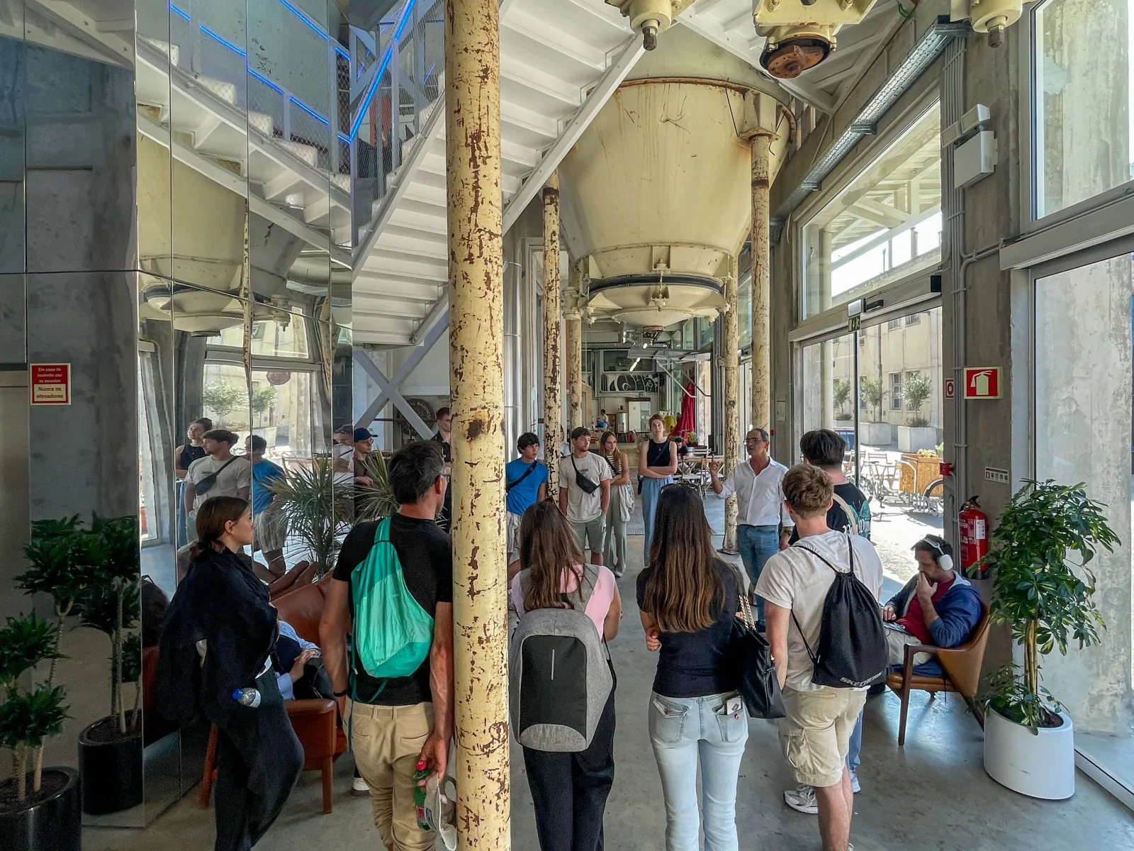 Gruppe Studierender in einem umgebauten Industriegebäude