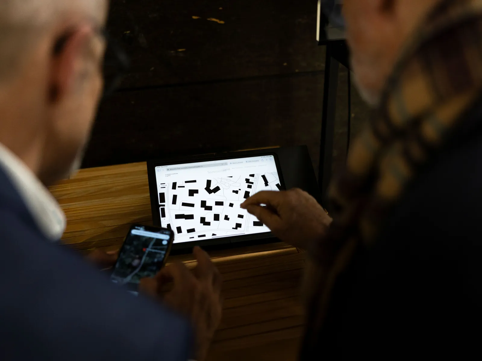 Blick auf ein Tablet mit einem Schwarzplan