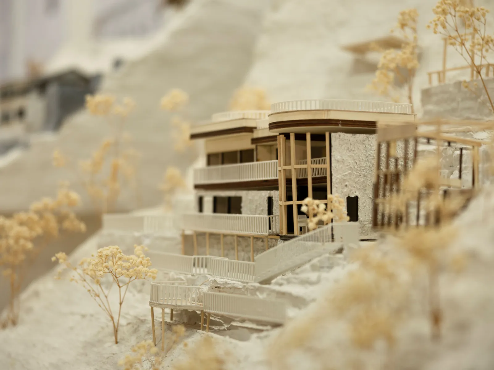 Ein Architekturmodell aus Gips und Holz