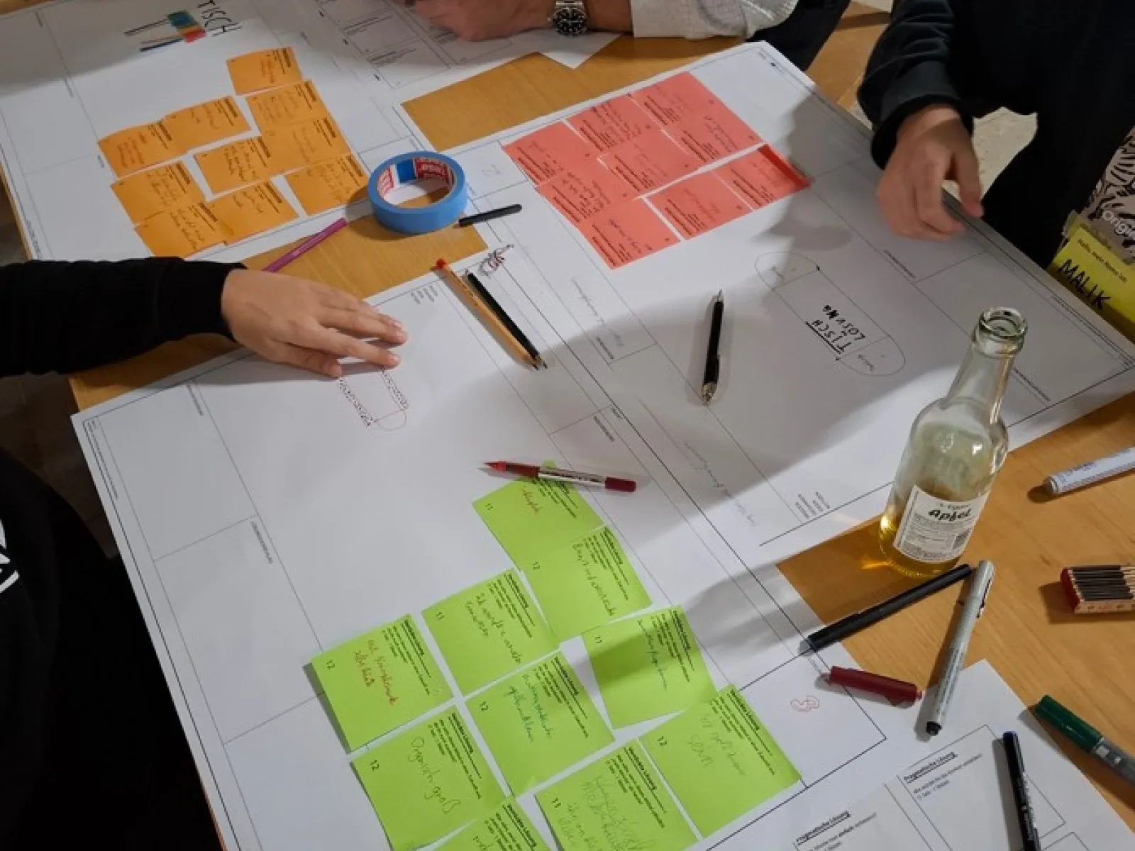 Ein Tisch mit bunten Notizzetteln