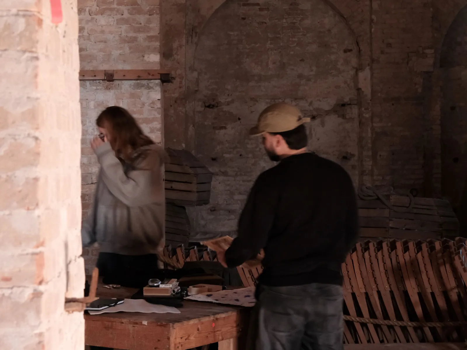 Zwei Personen mit einem Holztisch