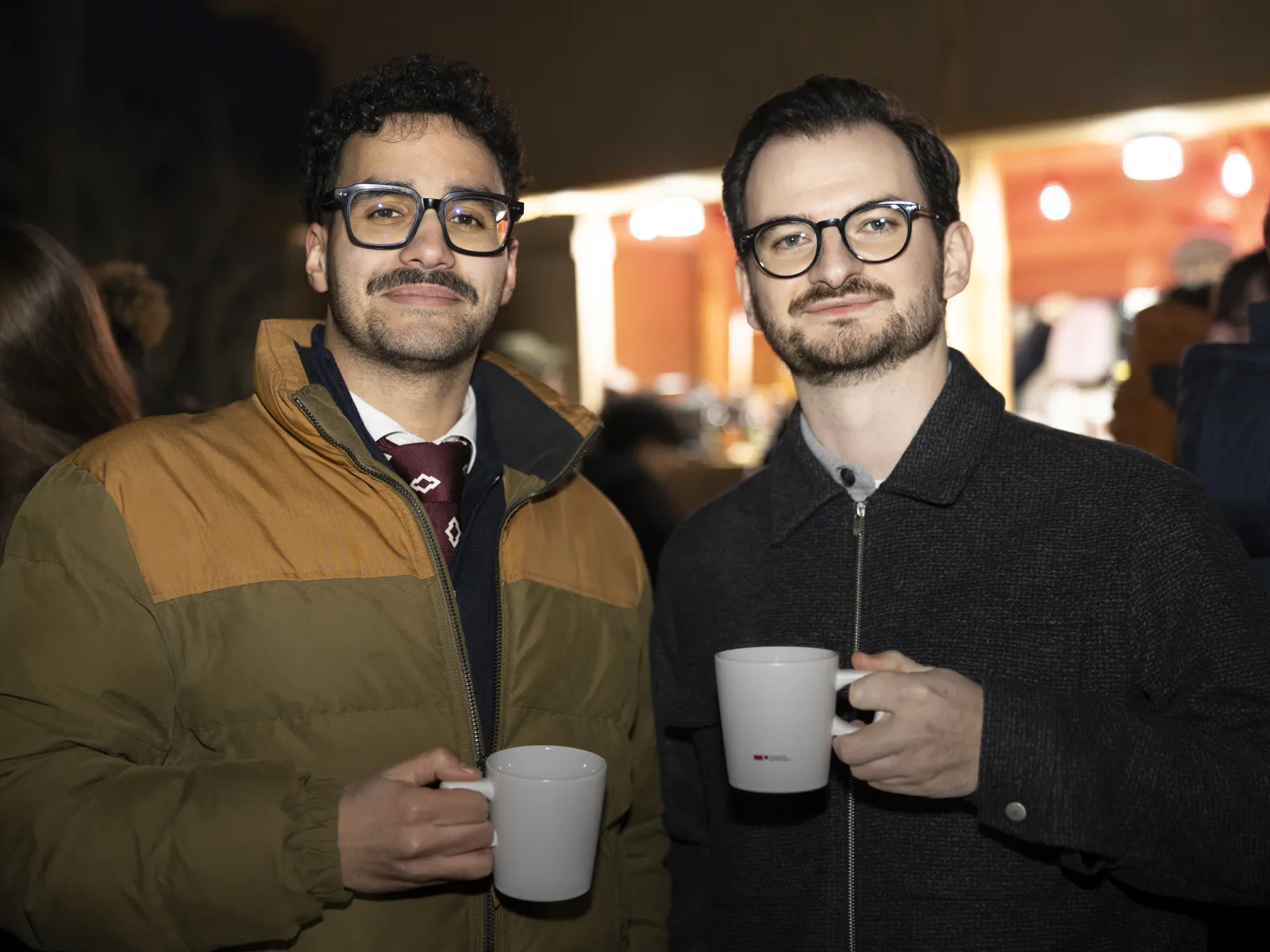Studierende und Alumni im Gespräch.