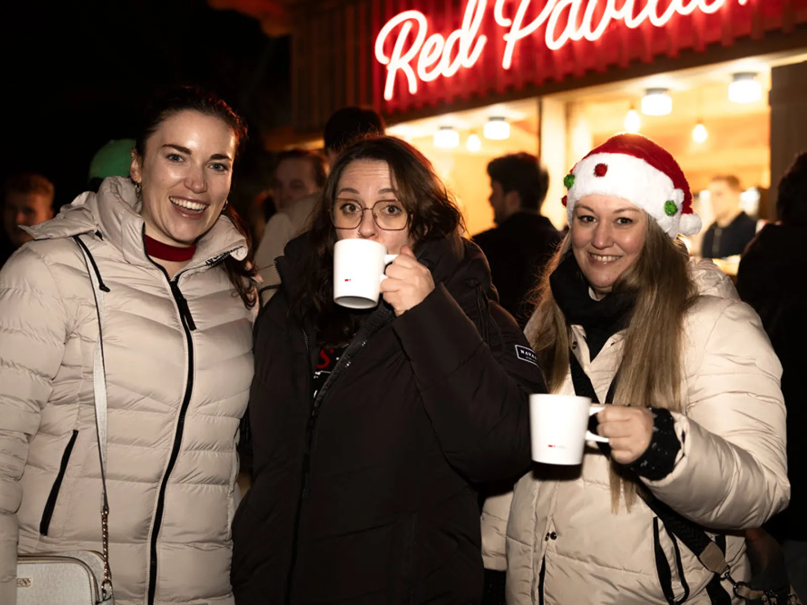 Mitarbeitende der Universität im Austausch.