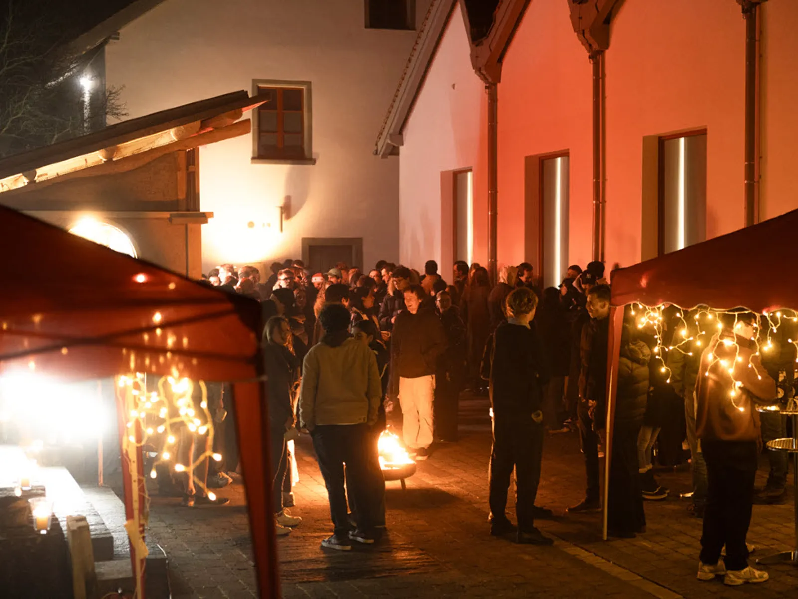 Zahlreiche Gäste füllen den Platz vor dem Red Pavillon.