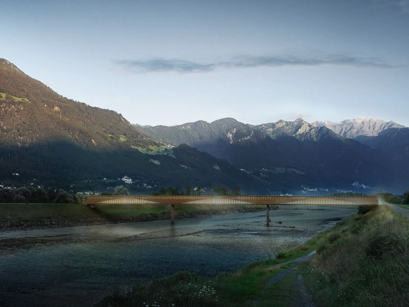 Landschaftsaufnahme mit Fluss, Brücke und Alpenpanorama in Liechtenstein bei Abendstimmung