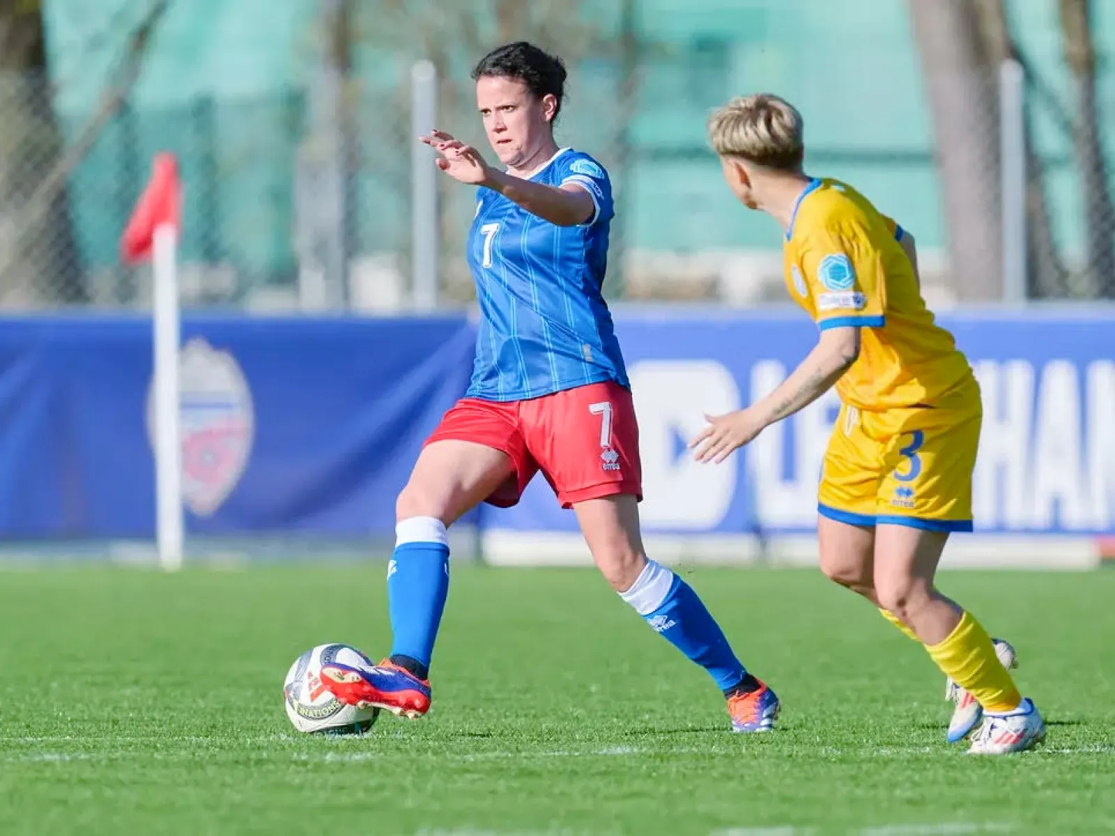 Frauenfussball Spielszene mit Spielerin aus Liechtenstein im Angriff während internationalem Match