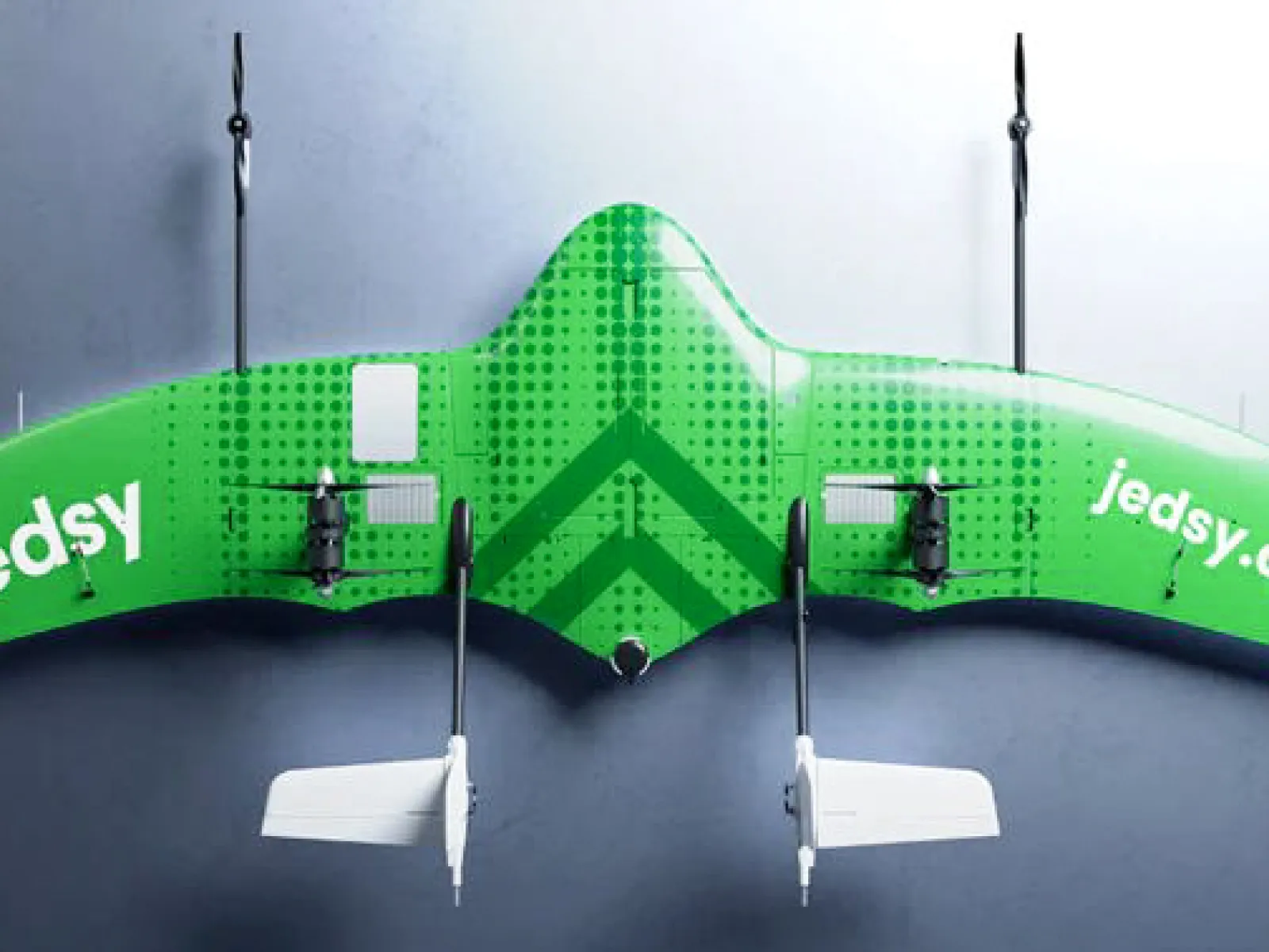 Grüner Drohnen Prototyp als Technologieprojekt mit Flügelkonstruktion und Sensoren