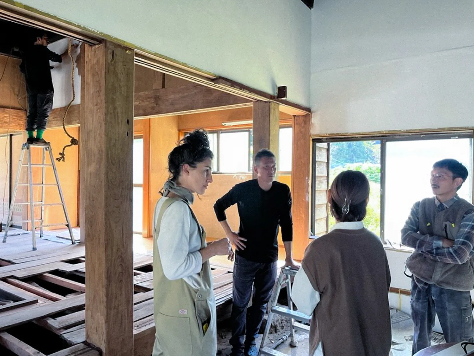 Architekturprojekt mit Studierenden während Renovationsbesprechung in historischem Gebäude