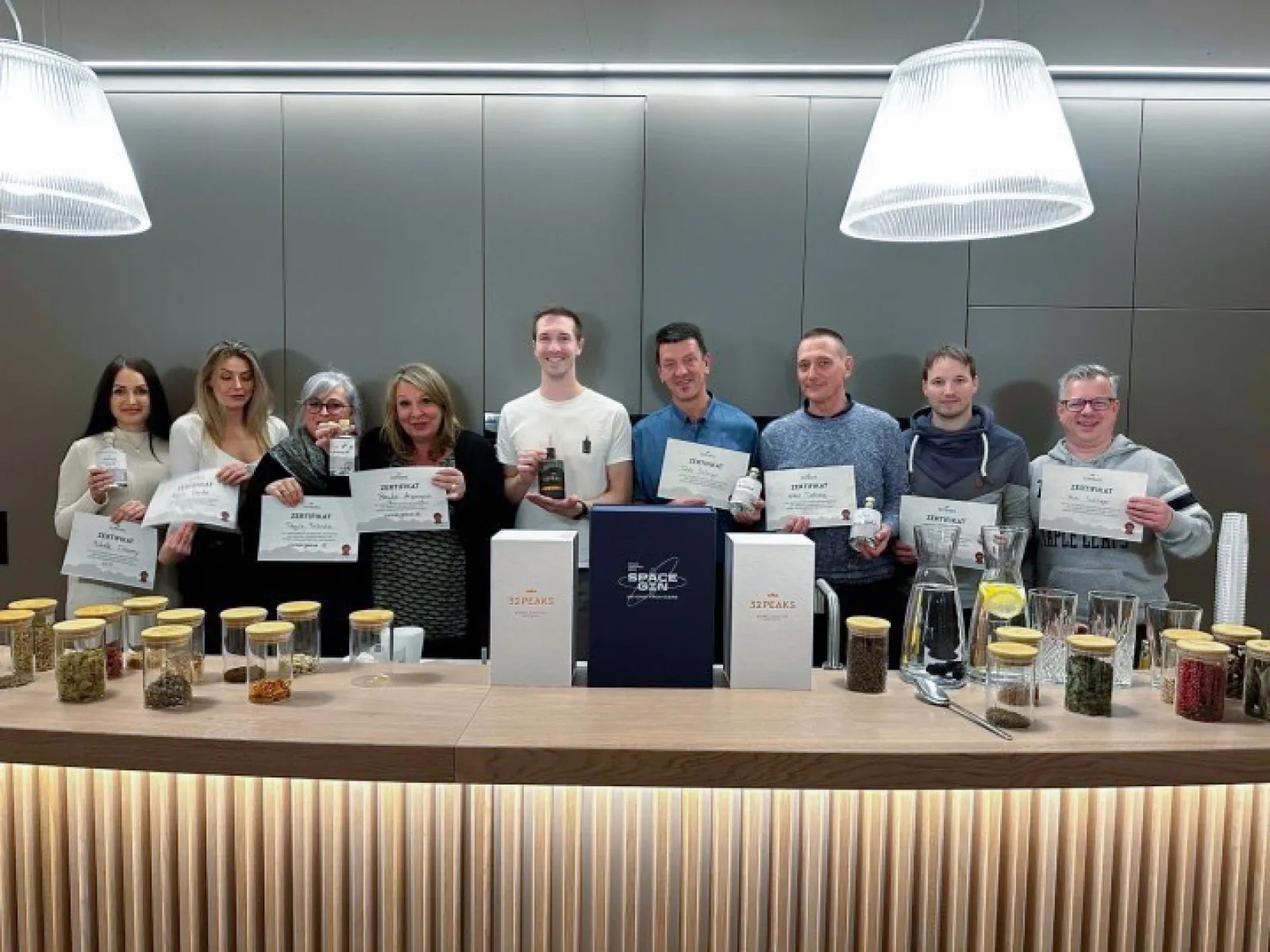 Teilnehmende halten Zertifikate bei Weiterbildungs Workshop der Universität Liechtenstein