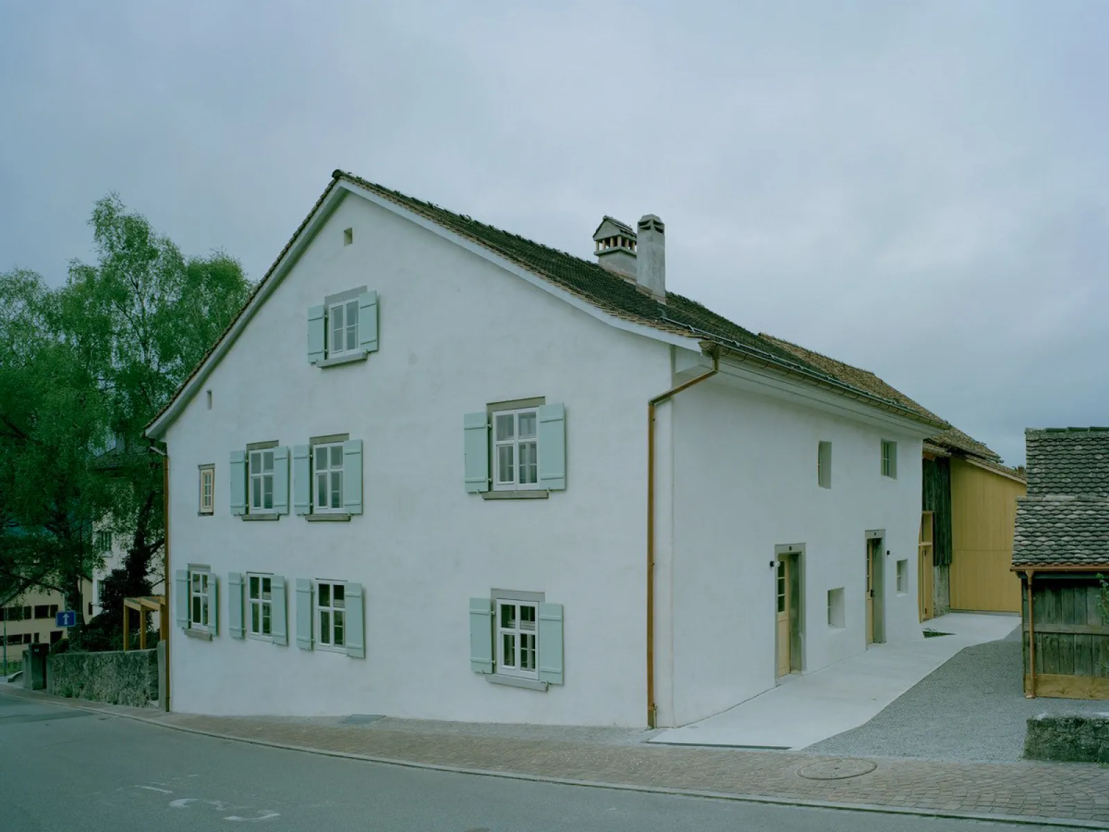 Historisches Wohnhaus in Liechtenstein mit heller Fassade und traditionellen Fensterläden