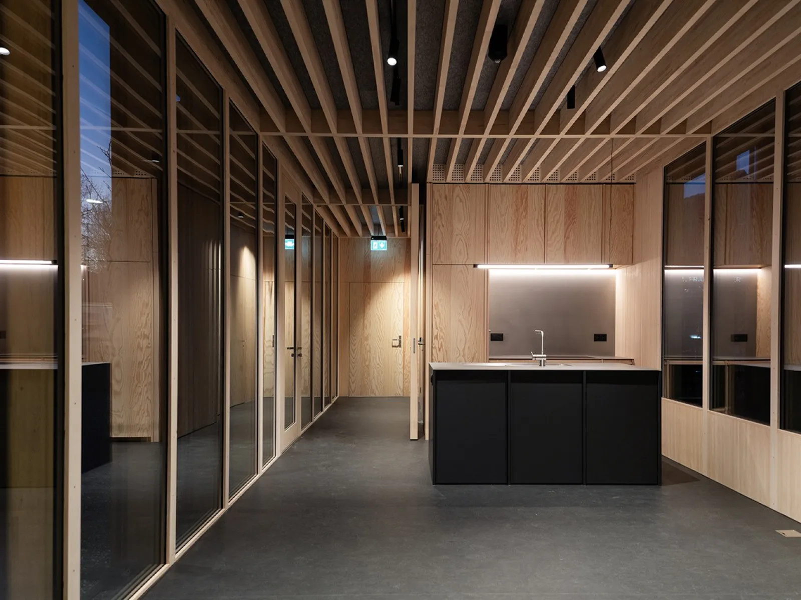 Moderner Innenraum mit Holzarchitektur und Kücheninsel als Beispiel zeitgenössischer Raumgestaltung