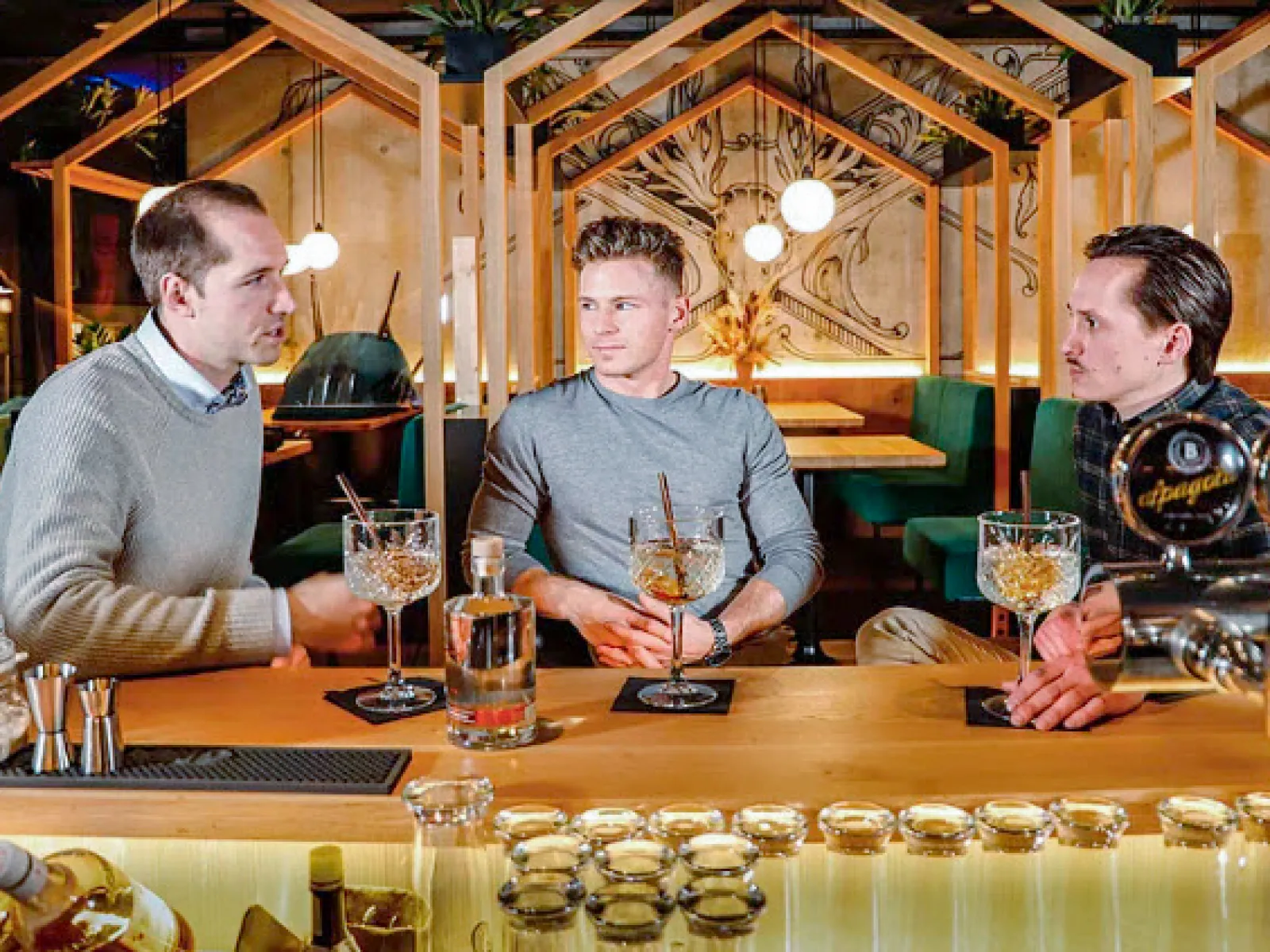 Networking Gespräch in Bar Atmosphäre mit Teilnehmenden bei Alumni oder Weiterbildungsanlass