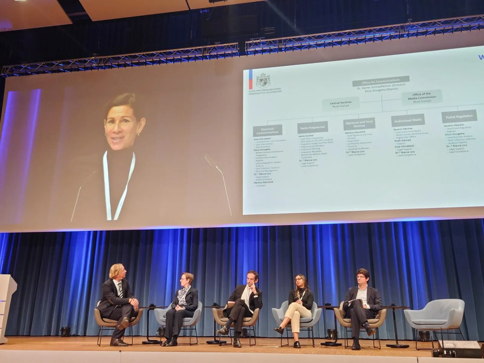 Paneldiskussion auf Konferenzbühne mit Vortragender und Expertinnen bei internationaler Veranstaltung