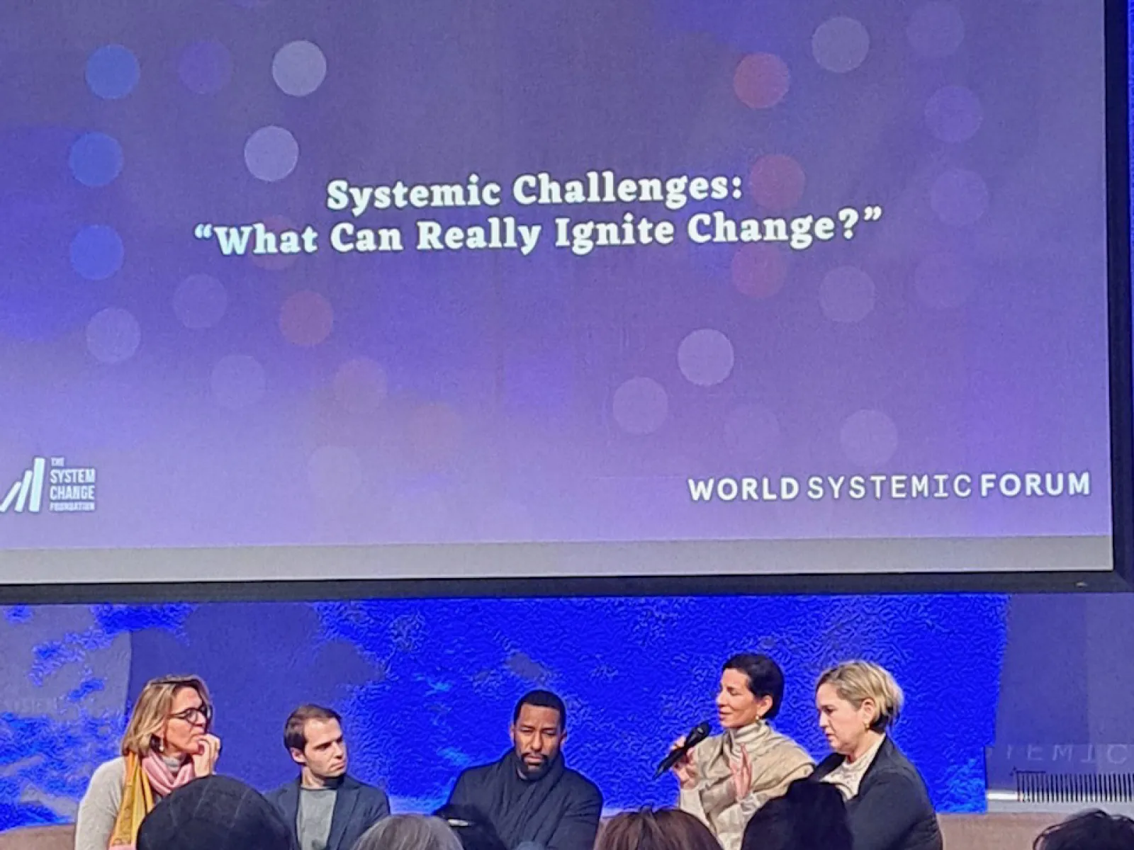 Podiumsdiskussion beim World Systemic Forum mit Publikum und Expertinnen auf der Bühne