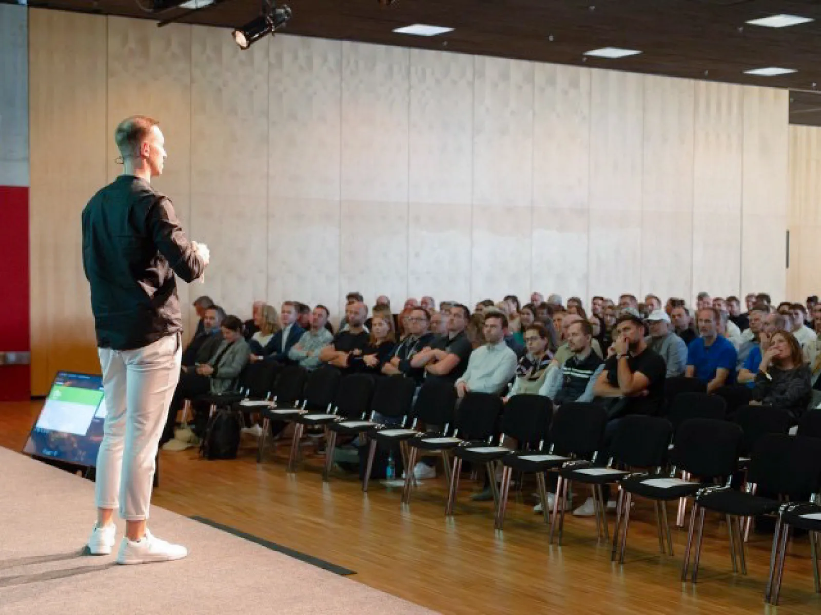 Referent präsentiert vor Publikum im Hörsaal bei Konferenz