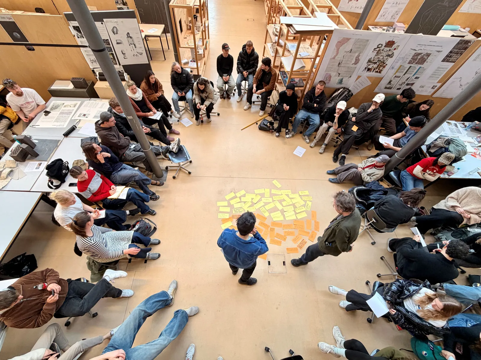 Eine Gruppe junger Menschen in einer Workshopsituation