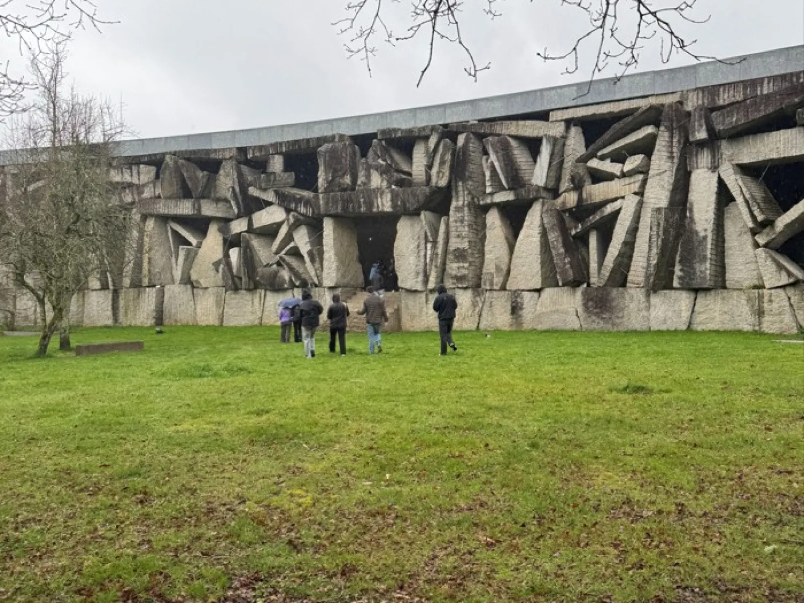 Besondere Steinkonstruktion in Portugal mit Menschen im Vordergrund