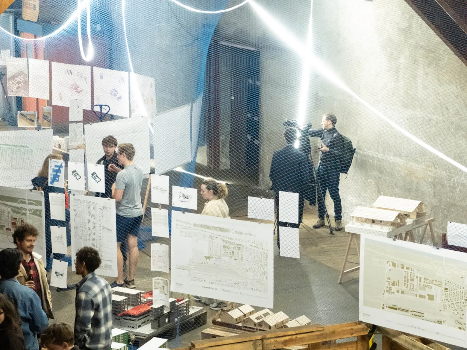 Mehrere Menschen in einer Ausstellung 