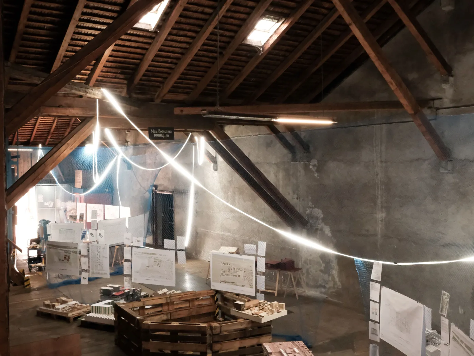 Eine Ausstellung in einem Dachgeschoss